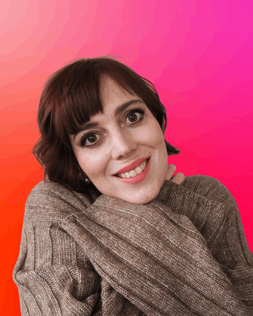 Auf dem Bild zu sehen ist die Autorin Laura Roth vor einem neonpinken Hintergrund