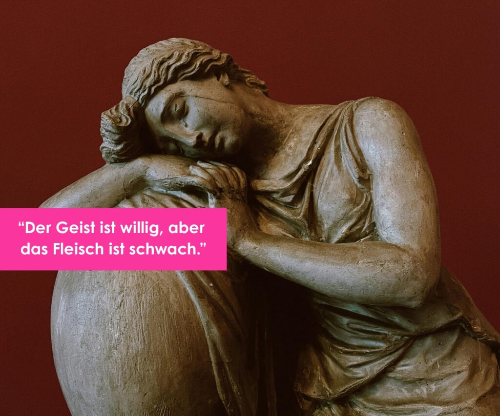 Am Bild zu sehen ist eine griechische Frauenstatue, eine Frau, die sich auf einen Krug stützt