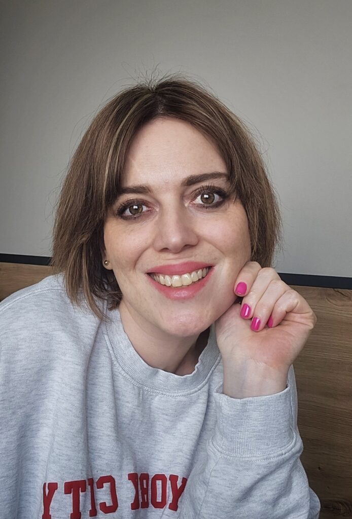 Laura Roth, Autorin humorvoller Liebesromane, lächelndes Porträt in entspannter Atmosphäre