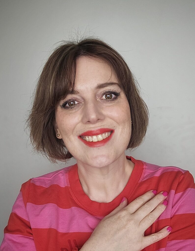 Laura Roth, österreichische Autorin humorvoller Liebesromane, lächelndes Porträt